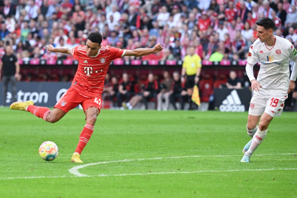 Jamal Musiala (l.) baut in dieser Szene die Führung für den FC Bayern München aus.