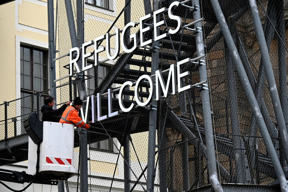Die LED-Leuchtschrift des Künstlers Šejla Kamerić prägt derzeit die Fluchttreppe des Landhauses. Sie weist auf den prognostizierten Flüchtlingsstrom hin.