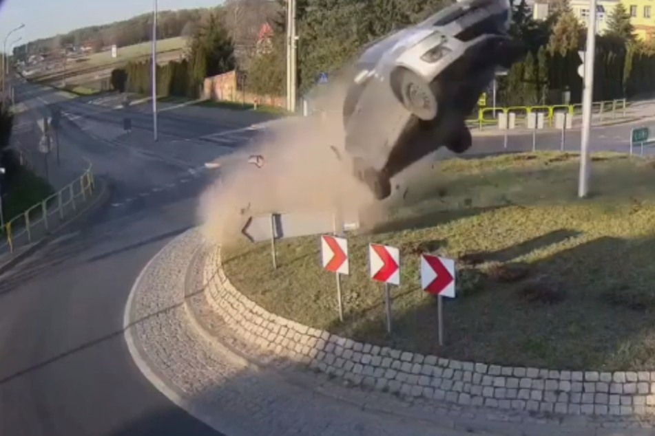 Suzuki-Fahrer brettert über Kreisverkehr: Stunt-Video geht im Netz viral