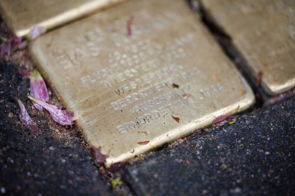 In Marzahn-Hellersdorf werden drei Stolpersteine für ehemalige Kommunisten verlegt. (Symbolbild)