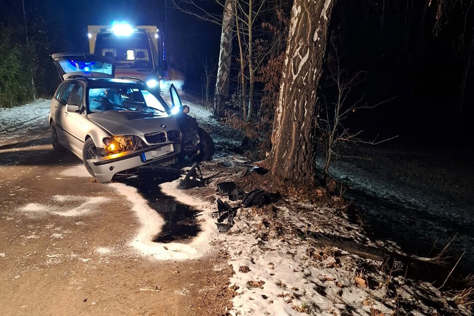 Der BMW krachte gegen einen Baum. Die Insassen wurden bei dem Unfall verletzt.