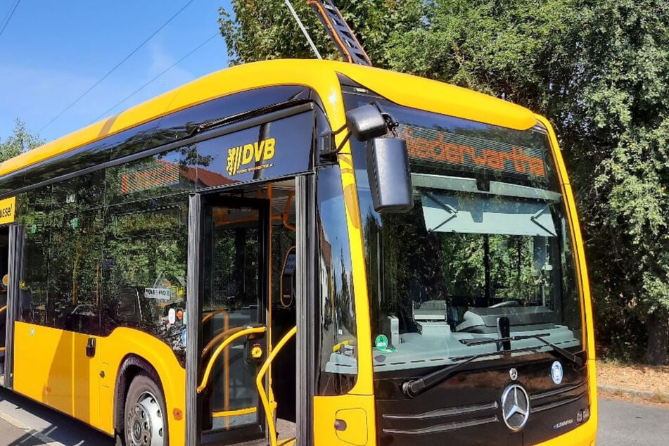 Bei dem Fahrzeug der DVB handelt es sich um einen dreiachsigen Mercedes-Elektrobus.