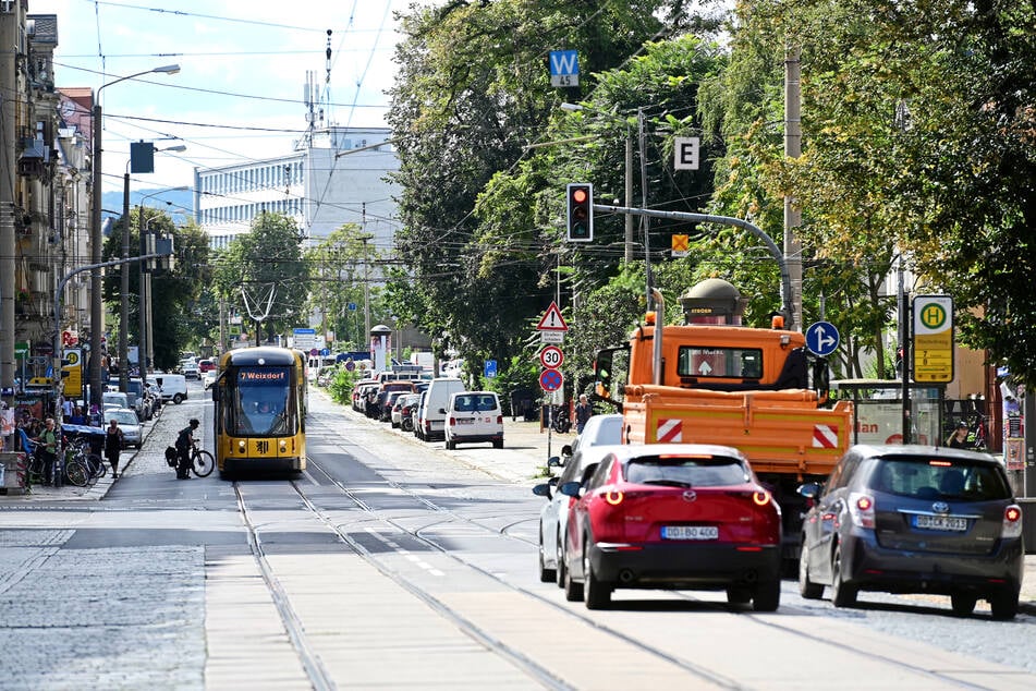 Der Autoverkehr soll während der Arbeiten weitgehend weiter rollen können. Für Bahnen (betroffene Linien: 7, 8 und 13) werden Umleitungen und Ersatzverkehr eingerichtet.