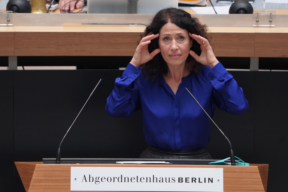 Die Grünen-Politikerin Bettina Jarasch (52) schließt die Rückkehr zur Verbeamtung der Lehrer in Berlin nicht aus.