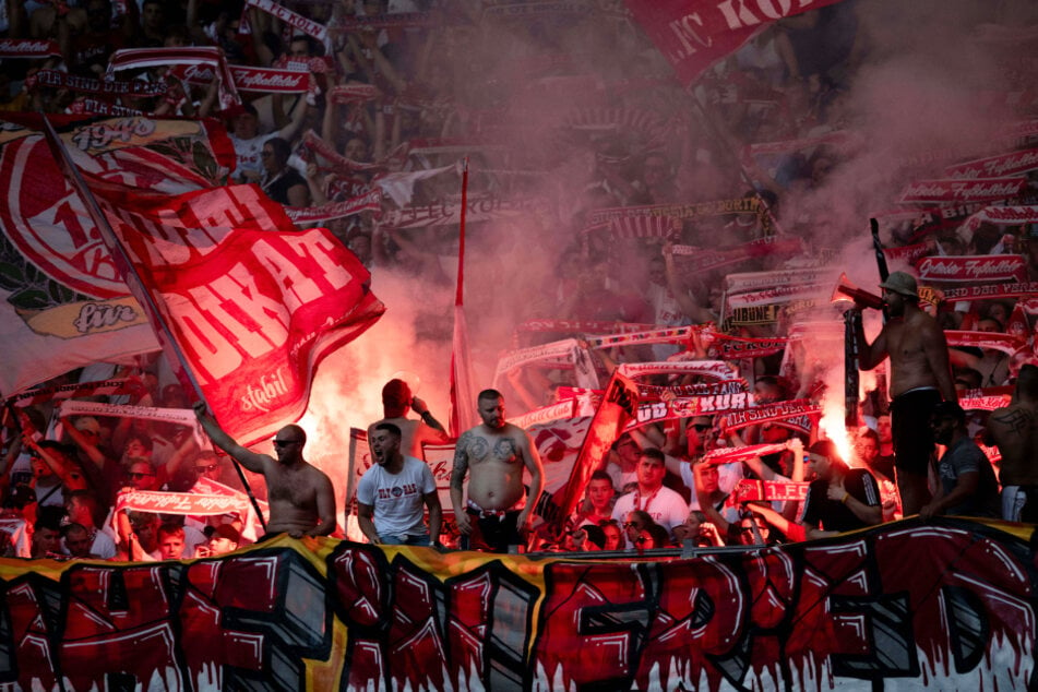 Gegen einige Fans des 1. FC Köln läuft ein Ermittlungsverfahren wegen Verstößen gegen das Sprengstoffgesetz.