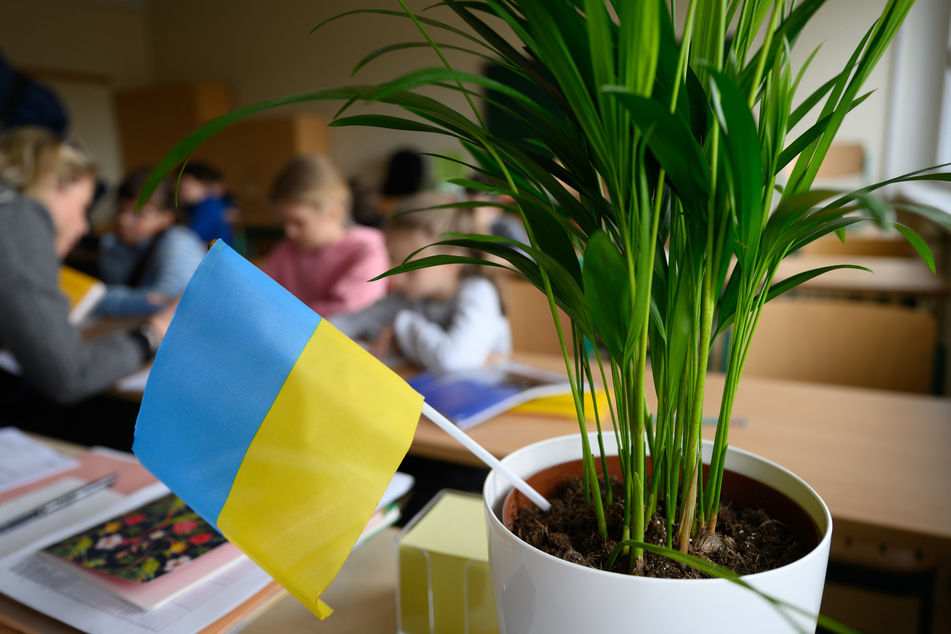 Grundschüler aus der Ukraine sitzen in einem Klassenzimmer einer Schule in Dresden.