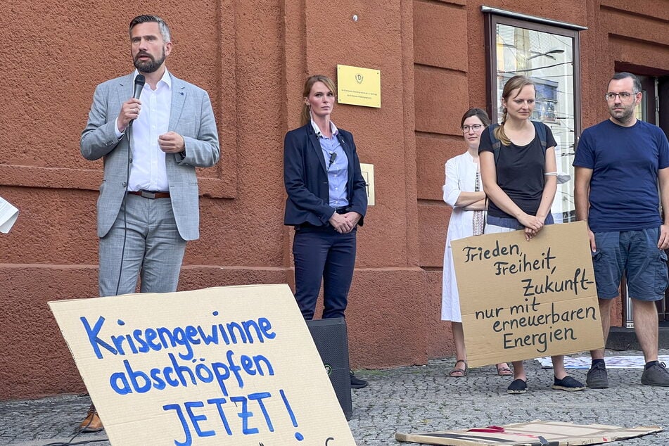 Wirtschaftsminister Martin Dulig (48, SPD) stellte sich vor der Dresdner "Schauburg" den Fragen der Demonstranten.