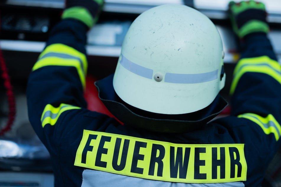 Feuer in Stadtfeld West: Auto brennt am Westfriedhof komplett aus