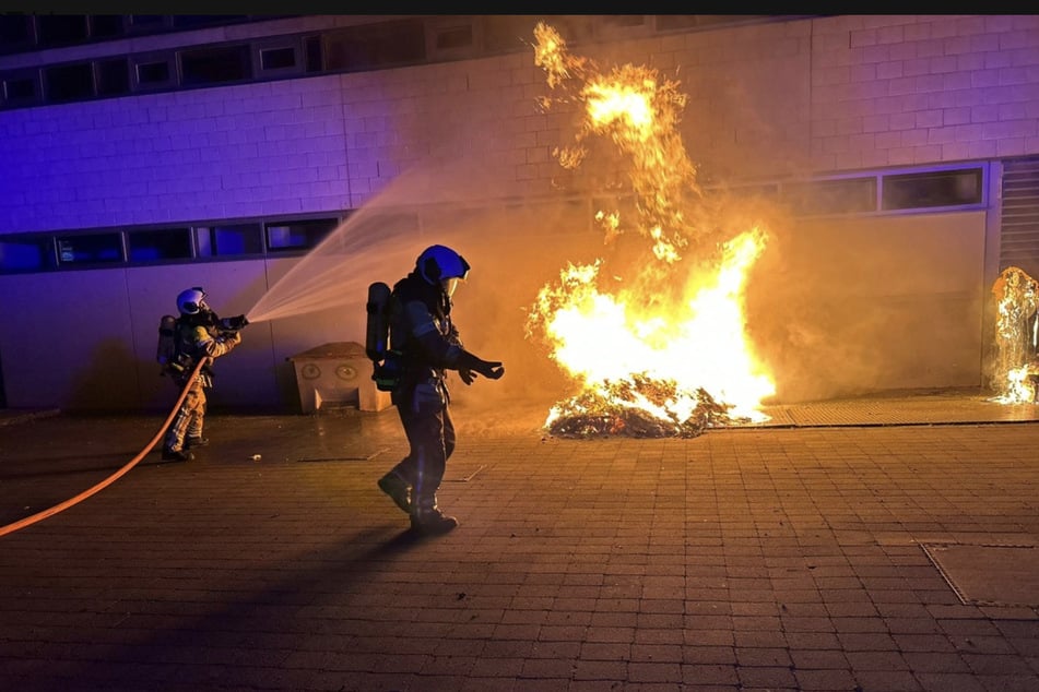 Einsatzkräfte löschten die Flammen mit Strahlrohren, Wasser und Schaum.