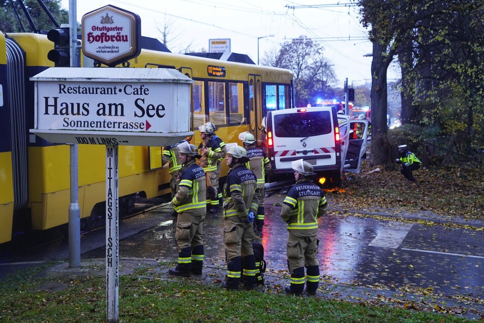 Und am Ende der Straße steht nicht nur ein "Haus am See", sondern auch ein verunfallter Renault-Transporter am Gleisbett.