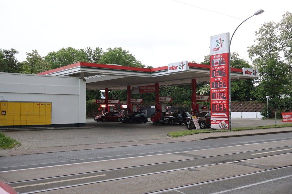 Beliebter Chemiker-Treff: die Star-Tankstelle an der Leipziger Straße war am 22. März Schauplatz eines brutalen Überfalls von Lok-Hooligans.