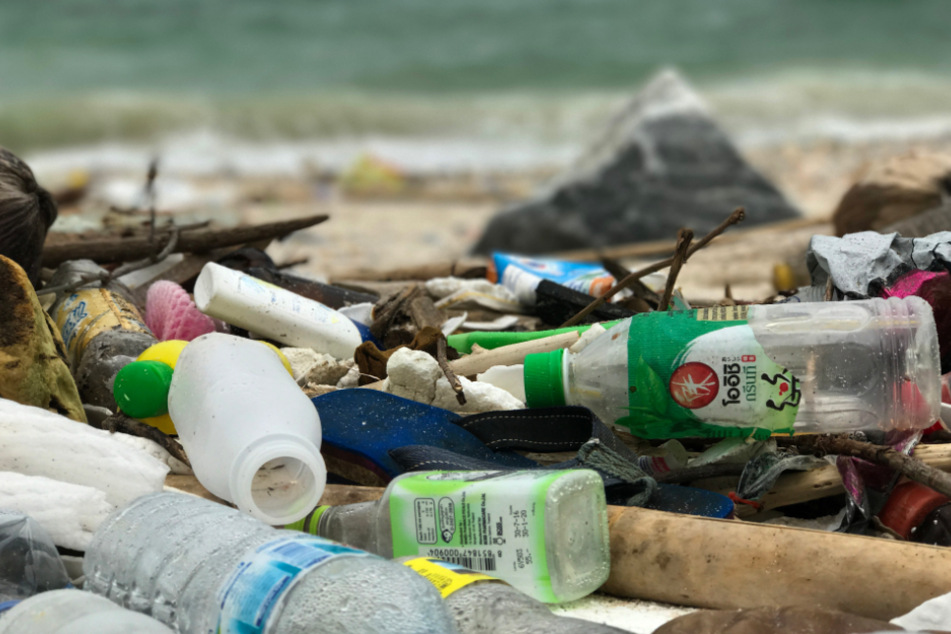 An einem Strand in Thailand liegt vom Meer angespülter Plastikmüll. (Archivbild)