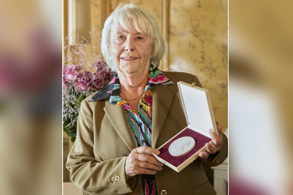 Die Ehrenamtliche Ursula Beyer (77) ist seit 2016 die Rudelführerin des ASB-Besucherhund-Teams und wurde nun mit der Annen-Medaille für ihr soziales Engagement geehrt.