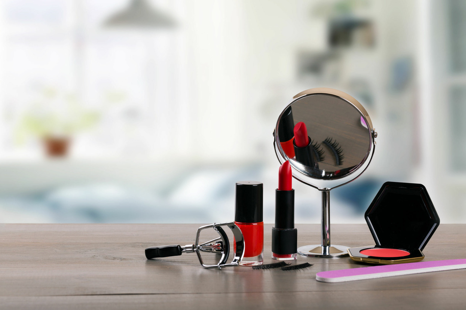 Zur täglichen Schmink-Routine gehören Make-up, Lippenstift, Spiegel und Wimpernzange dazu. (Symbolbild)