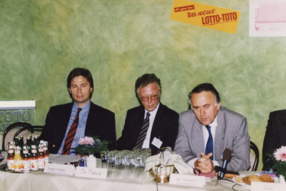 Erster Geschäftsführer von LOTTO Sachsen-Anhalt, Dieter Finke-Gröne, neben Dr. Erwin Piduch, stellv. Lotto-Aufsichtsratsvorsitzender, und Finanzminister Prof. Dr. Wolfgang Böhmer (v.l.n.r.) beim Start 1991