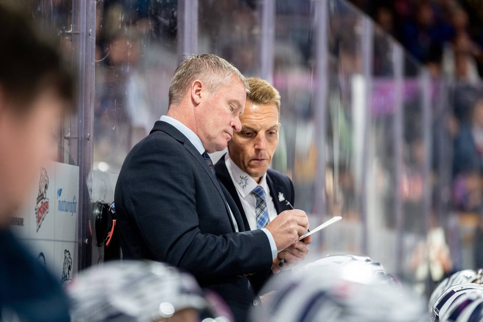 Die Eislöwen-Coaches Niklas Sundblad (52, l.) und Petteri Kilpivaara (39) haben viel Arbeit vor sich.