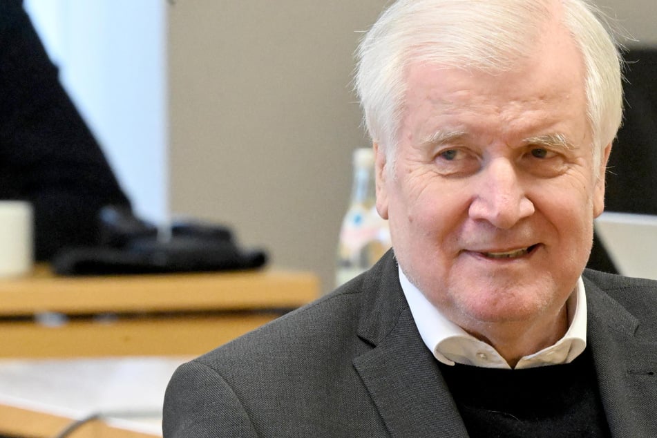 Seehofer: AfD auf Schlagdistanz, Kritik an Merkel