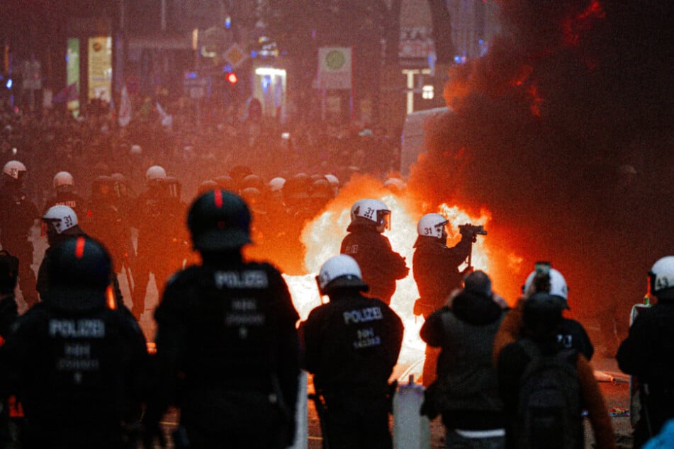 Im Bereich des Steindamms wurde offenes Feuer entzündet. Die Polizei musste einschreiten.