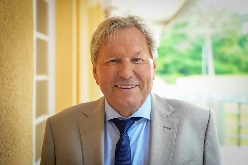 Zwar ist der Sänger Bernhard Brink (74) nicht so berühmt wie Roland Kaiser, ins Fernsehen schaffte er es jedoch viele Male.