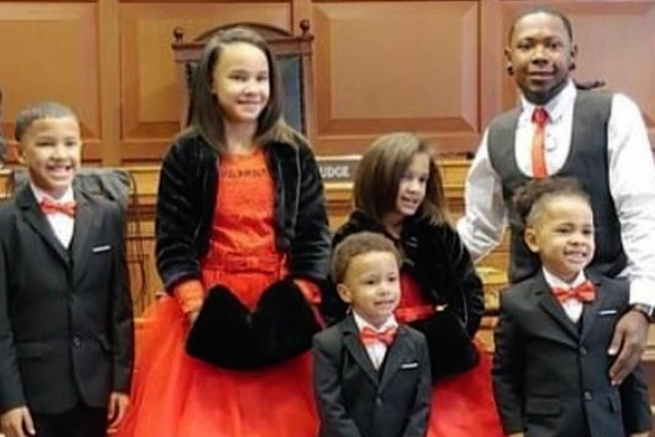 From l. to r.: Robert Jr. (9), Marionna (10), Kiontae (4), Makayla (8), and Giovanni (5) with their adoptive father Robert Carter (29).