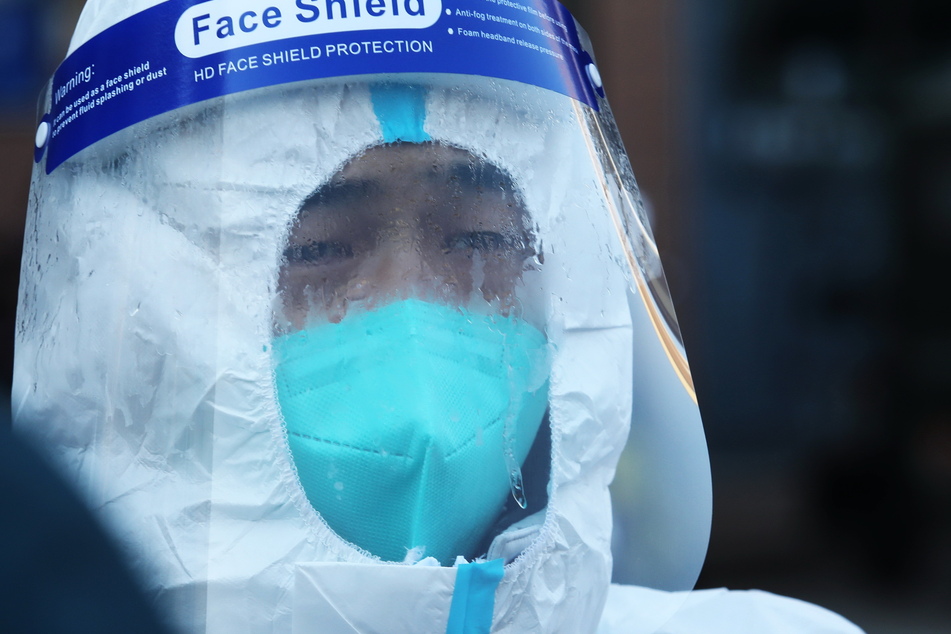 Ein medizinischer Angestellter arbeitet an einem kommunalen COVID-19-Testgelände im Xinhua-Distrikt von Shijiazhuang, Hauptstadt der nordchinesischen Provinz Hebei.