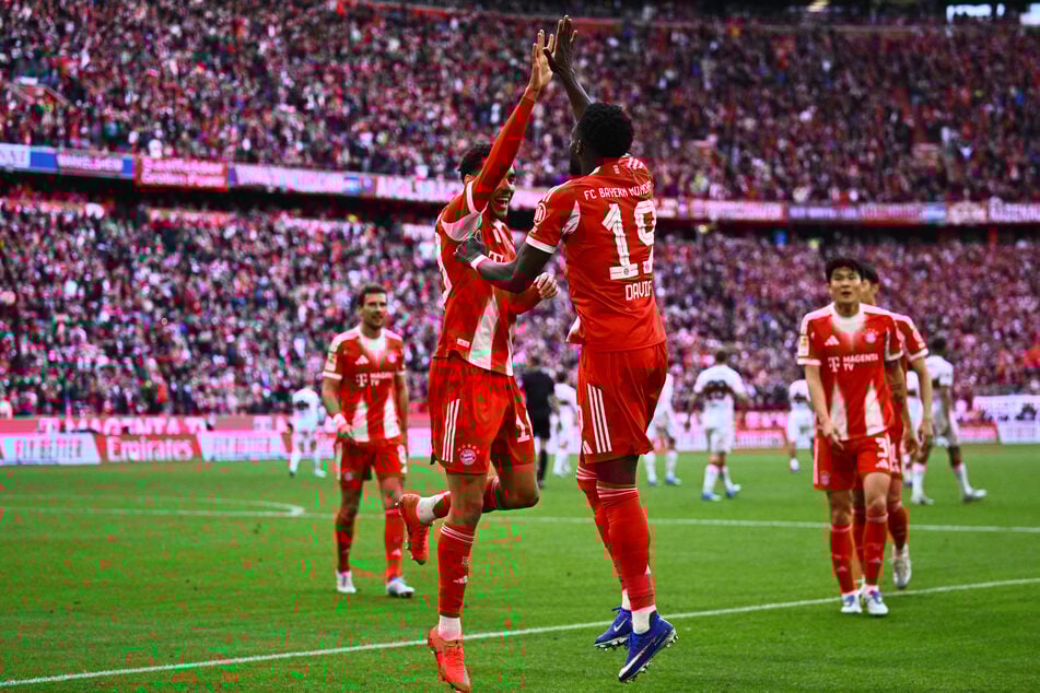 Alphonso Davies (r.) jubelt über seinen ersten Saisontreffer mit Jamal Musiala.
