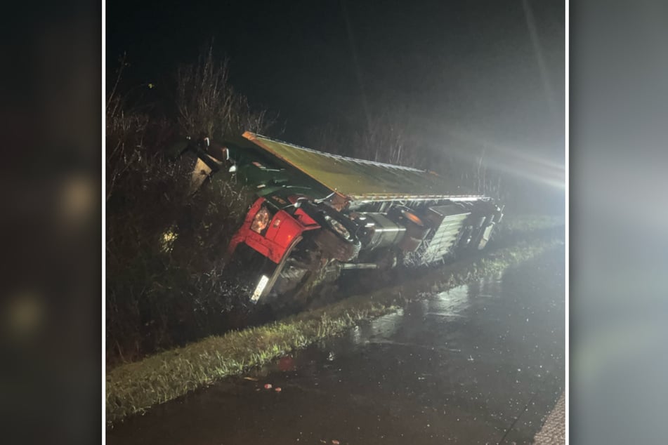 Ein Lkw ist bei Regen von der Autobahn abgekommen.