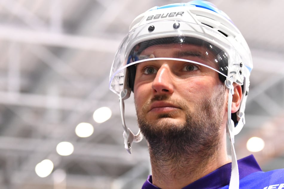 Den neuen weiß-blauen Helm hatte am Montag Jordan Knackstedt auf. Ob er bald den Hut im Team aufhaben wird, zeigen die nächsten Wochen.