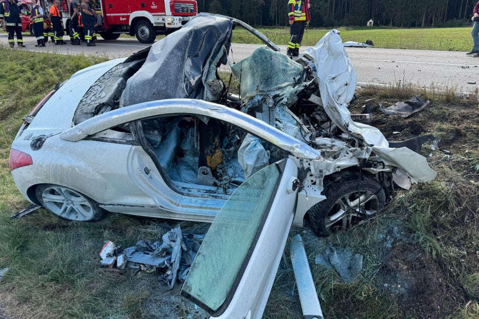 Der Fahrer des Peugeot (†41) konnte nur noch tot von der Feuerwehr aus dem Fahrzeug befreit werden.