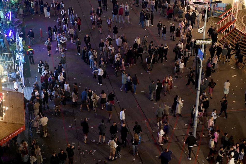 In der Nacht hatte sich die Situation in den Wiesn-Straßen deutlich entspannt.