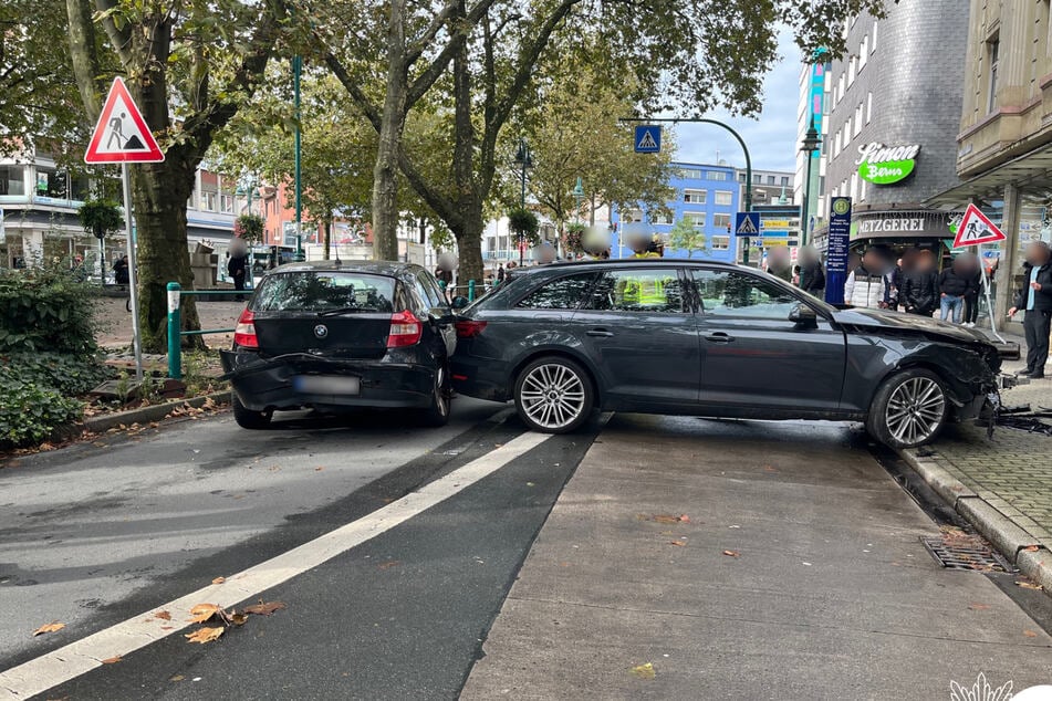 Der Audi rammte einen BMW, fuhr dann in ein Schaufenster und kollidierte ein weiteres Mal mit dem BMW.