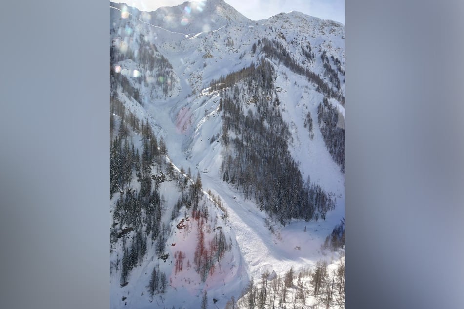 Bei einem Lawinenunglück im Aostatal sind mehrere Skifahrer verschüttet worden.