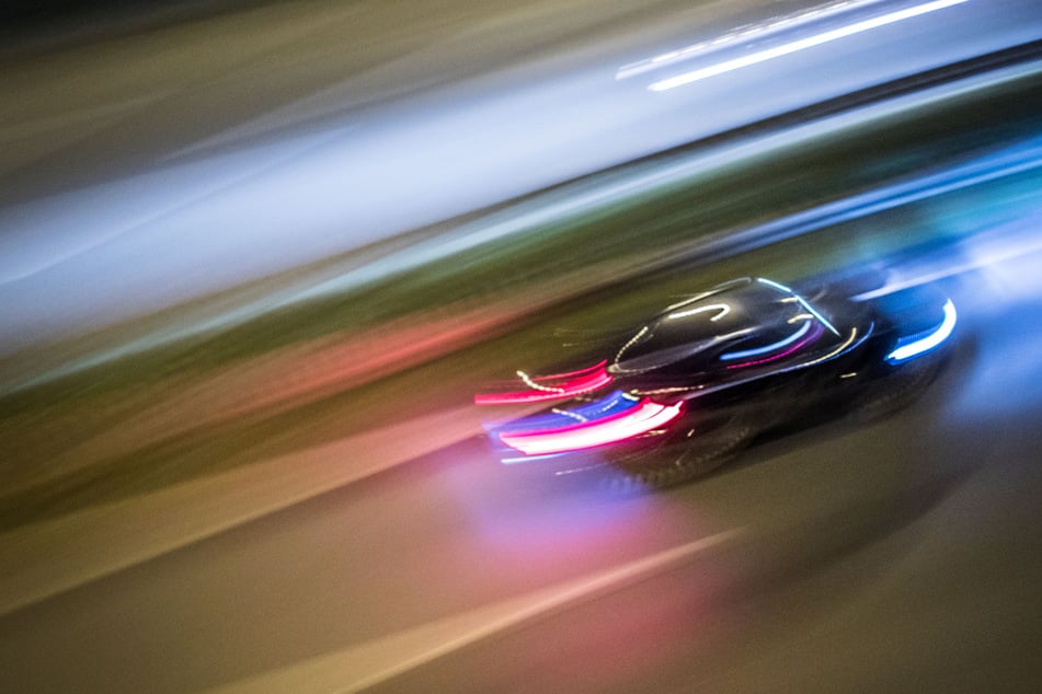 Statt anzuhalten, gab ein Mercedes-Fahrer (44) Gas und raste über die A73. (Symbolfoto)