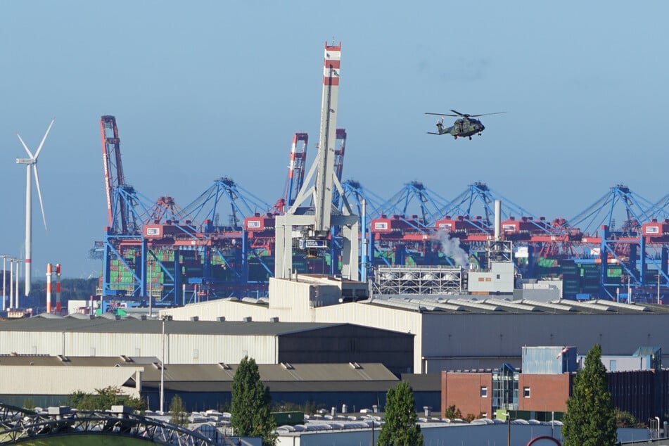 Militärhubschrauber über Hamburg: Helikopter landet zweimal im Hafen - Was ist da los?