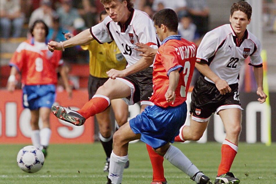 Toni Polster (l.) bei einem Spiel der ÖFB-Auswahl gegen Chile bei der WM 1998. Für Österreich erzielte die FC-Legende insgesamt 44 Tore. (Archivbild)