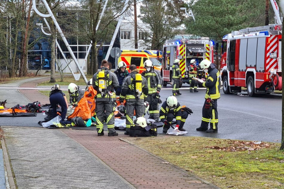 Feuerwehrleute sind im Einsatz in einem Gewerbegebiet in Velten (Landkreis Oberhavel).