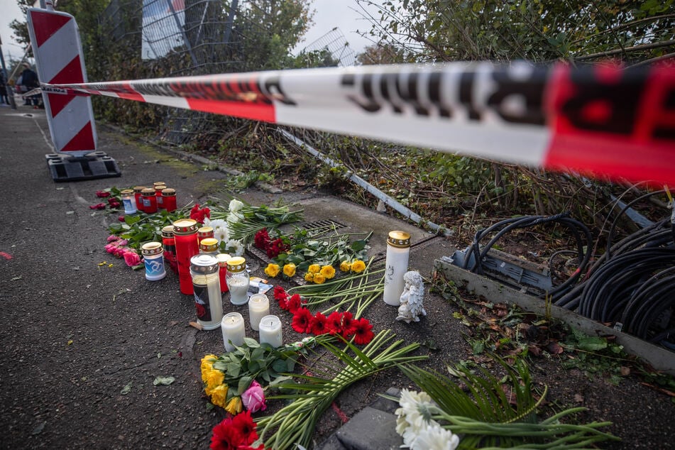 Trauernde legten an der schicksalshaften Unfallstelle Blumen, Kerzen und Plüschtiere nieder. An diesem Ort starben an jenem Tag drei Menschen.