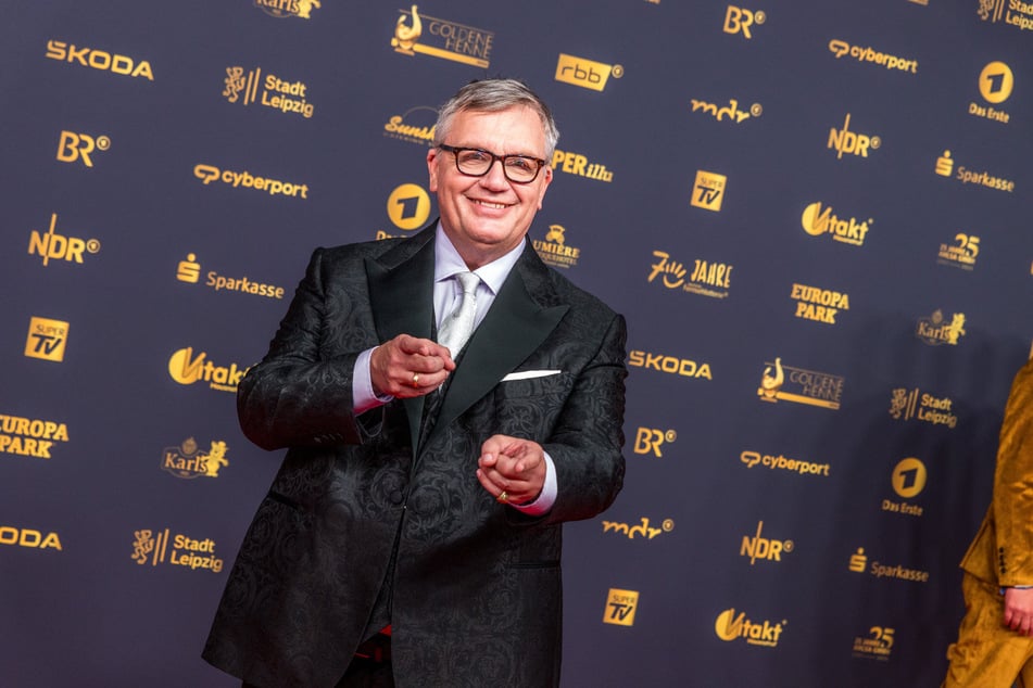 Das Sakko von Hape Kerkeling (61) ist eine Maßanfertigung kann größer oder kleiner gemacht werden.