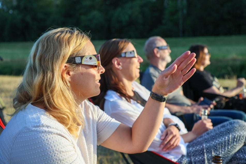 Wer eine begehrte Brille ergattern konnte, durfte den direkten Blick auf die Sonne wagen.