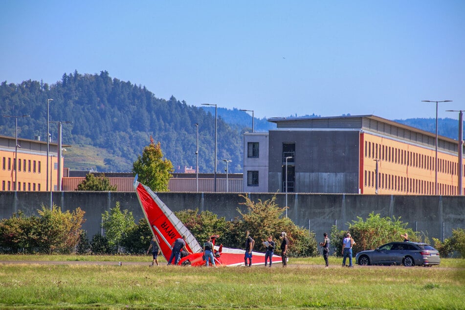 Das Ultraleichtflugzeug stürzte neben einem Gefängnis ab.