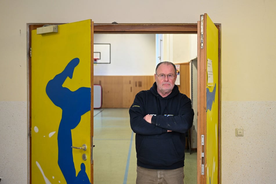 Vereins-Chef Thomas Nych (71) hofft, dass jemand etwas von dem Einbruch mitbekommen hat und der Polizei Hinweise liefern kann.