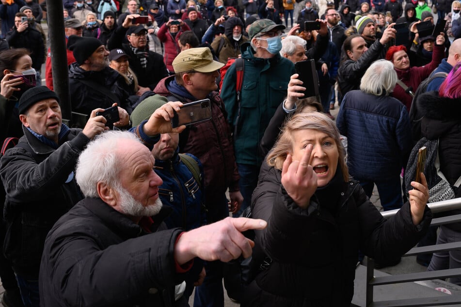 Ohne Abstände und Masken sammelten sich trotz Verbots über 1000 Pandemie-Leugner in Dresden.