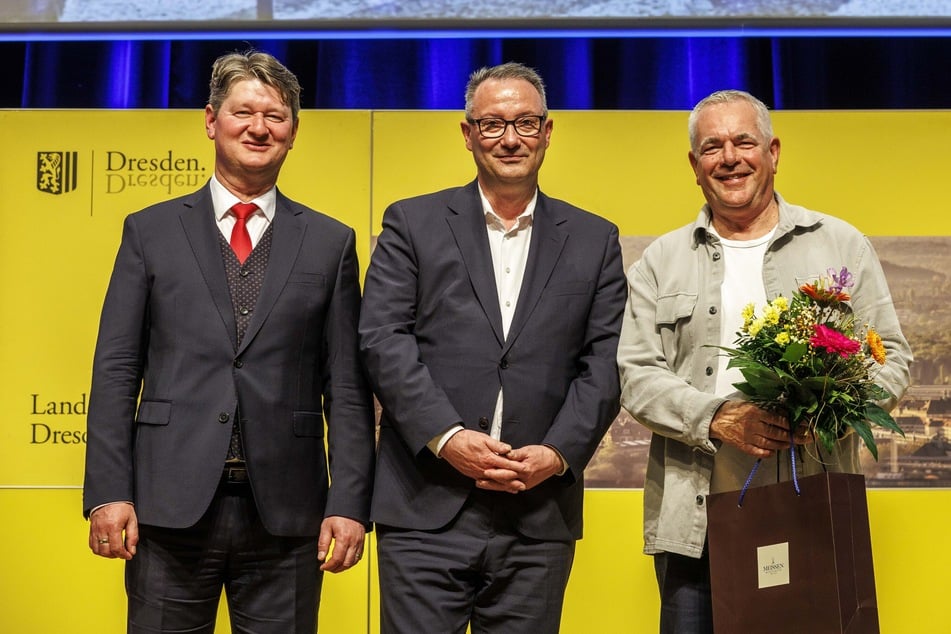 Peter Eckstein (r.) sollte eigentlich eine Ehrennadel bekommen, ging aber nicht komplett leer aus.