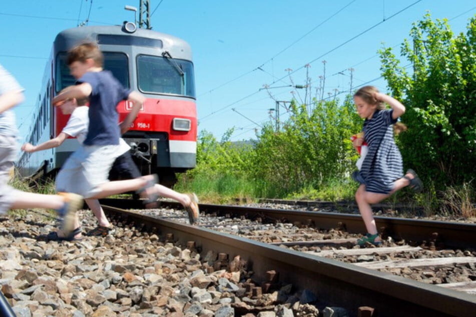 Zwei Mädchen (12, 14) stoppen Güterzug: Polizei muss anrücken