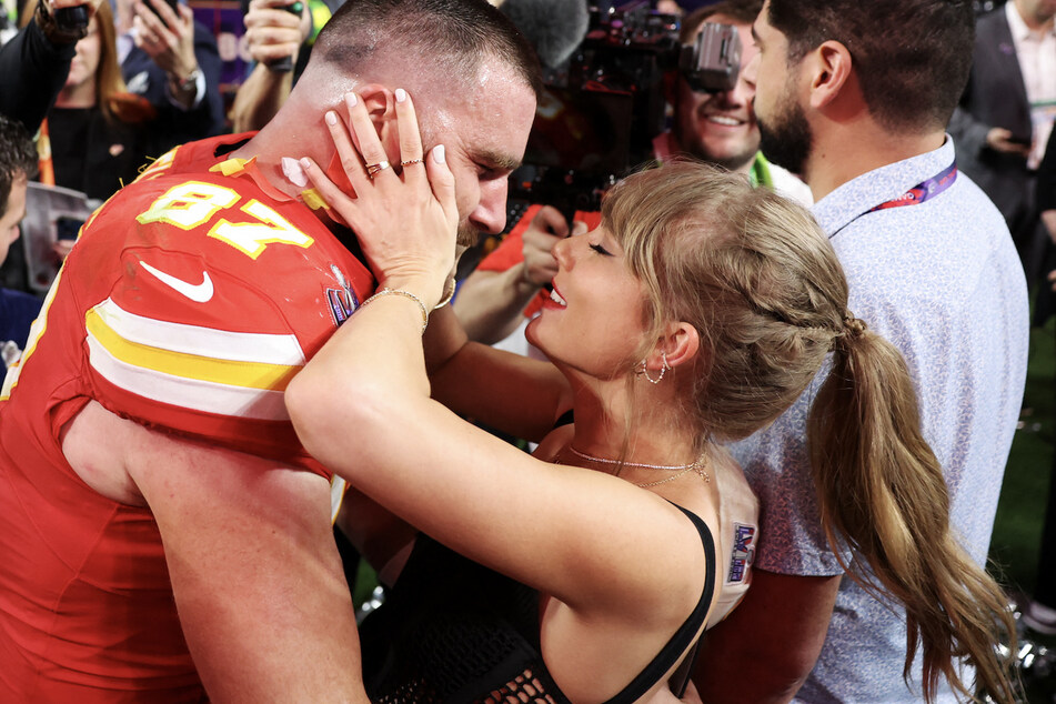 Taylor Swift (r.) and Travis Kelce (l.) may not have gotten engaged over Valentine's Day – as was predicted by their eager fans – but Trav still pulled out all the stops for his superstar boo!