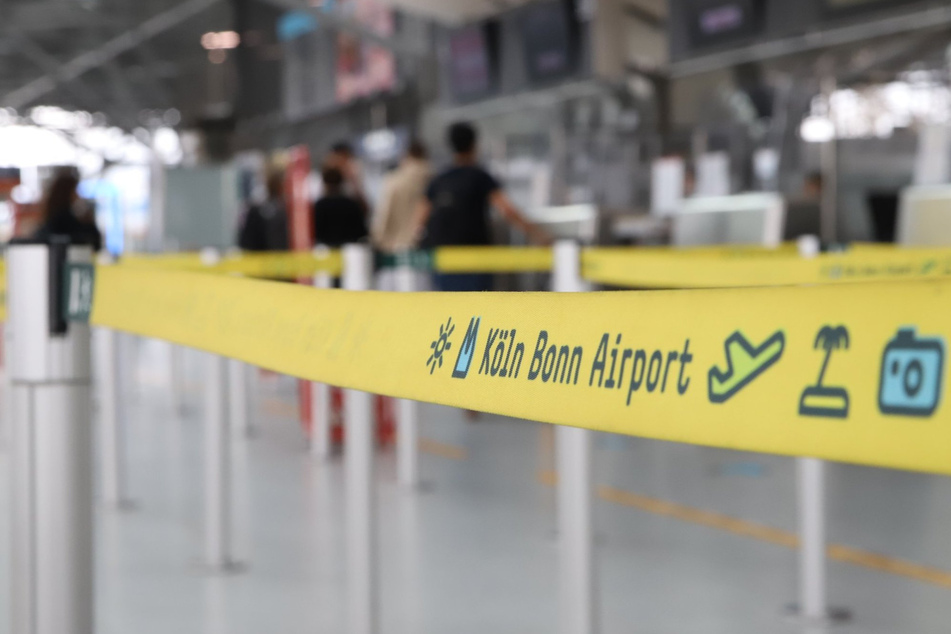 Auch am Flughafen Köln/Bonn fliegen nicht mehr so viele Passagiere ab wie vor der Corona-Pandemie. (Symbolbild)