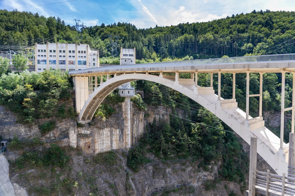Für viele ist der Bungee-Sprung von einer Brücke der absolute Adrenalin-Kick. (Symbolfoto)