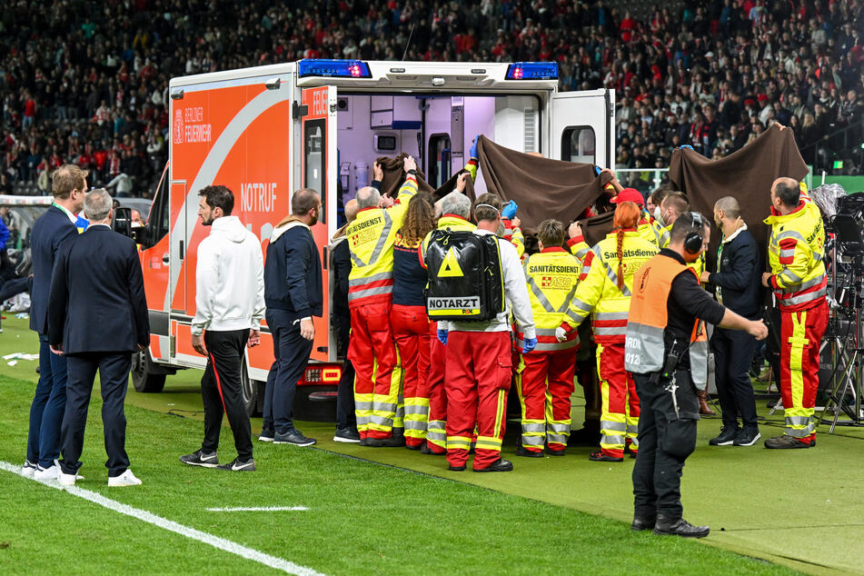 Nach dem Abpfiff gab es einen medizinischen Notfall im Stadion. Die Siegerehrung wurde deshalb zunächst einmal verschoben.