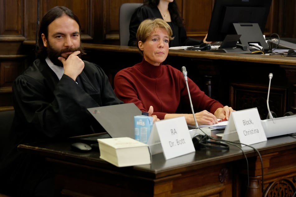 Christina Block (52) zusammen mit ihrem Anwalt Ingo Bott (42) vorm Hamburger Landgericht.
