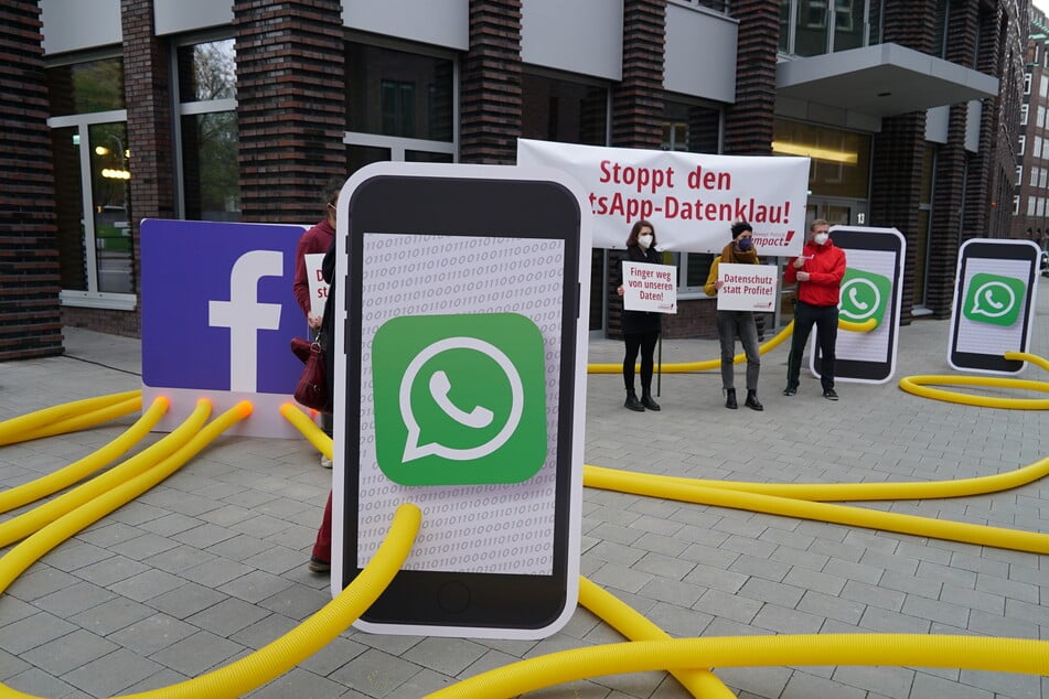 Die Installation soll die Datenweitergabe von WhatsApp an Facebook symbolisieren.